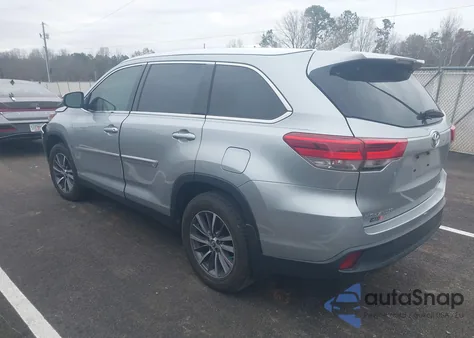 2019 Toyota Highlander Xle z USA, uszkodzony, nr VIN 5TDKZRFH6KS552635
